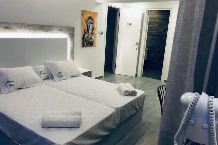Room 3 of 99