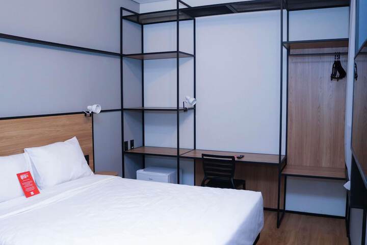 Room 4 of 32