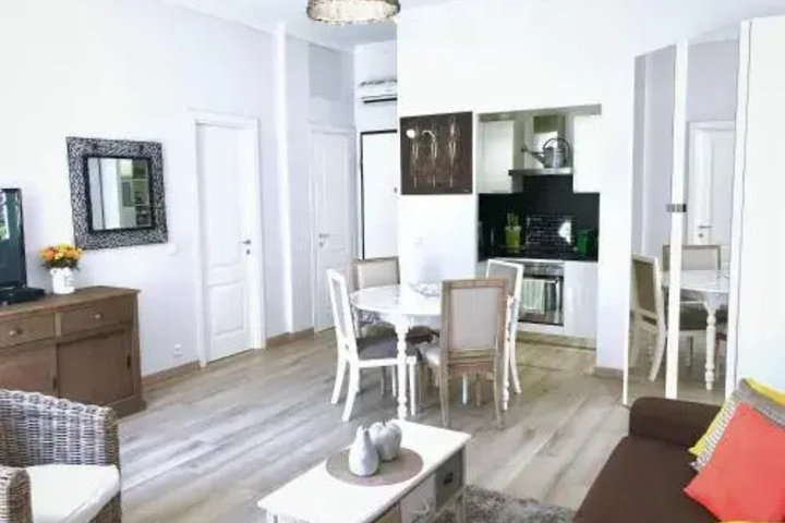 Room 4 of 12