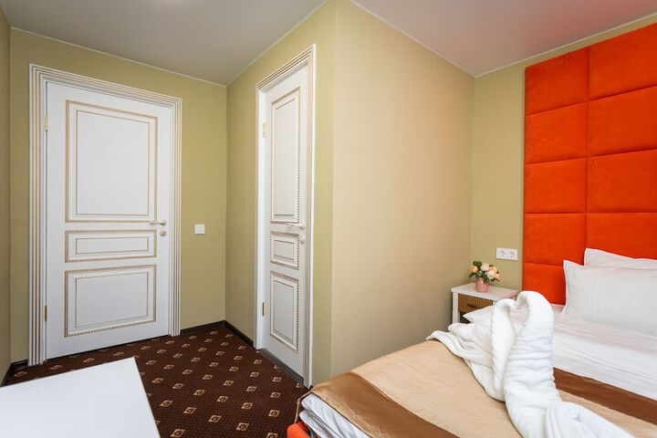 Room 2 of 25