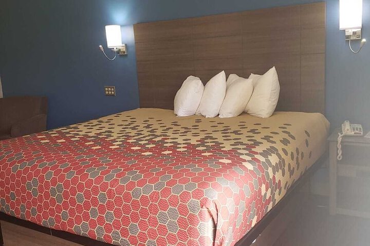1 King Bed (6 of 10)