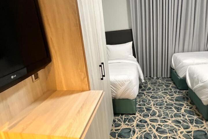 Room 9 of 32