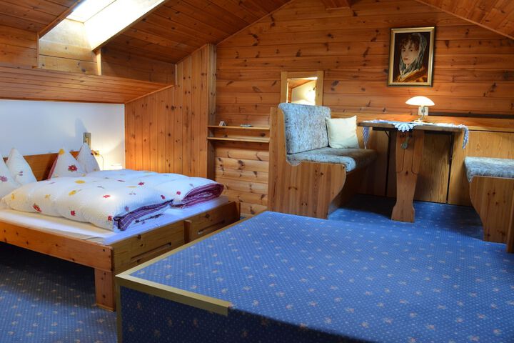 Room 5 of 92