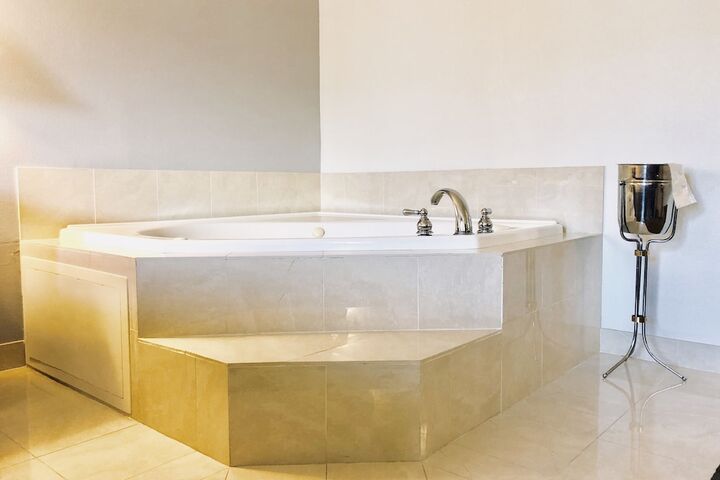 1 King Bed Mobility Hearing Accessible Room Roll in Shower (20 of 29)