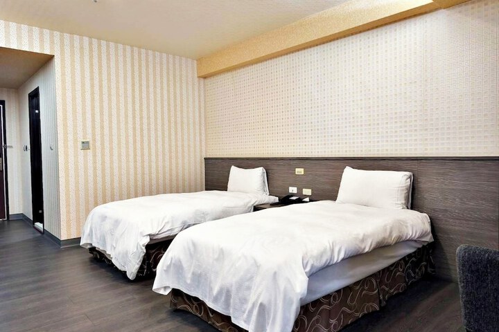Room 12 of 19