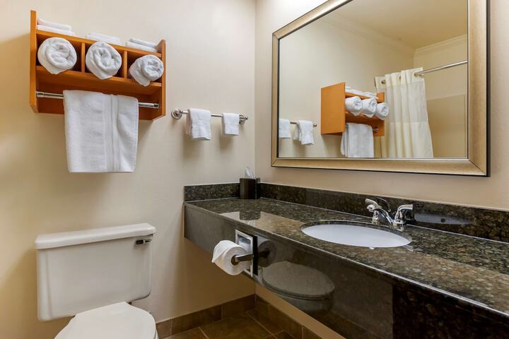 1 King Bed Chair Work Desk WiFi, Microwave and Refrigerator Full Breakfast (5 of 19)