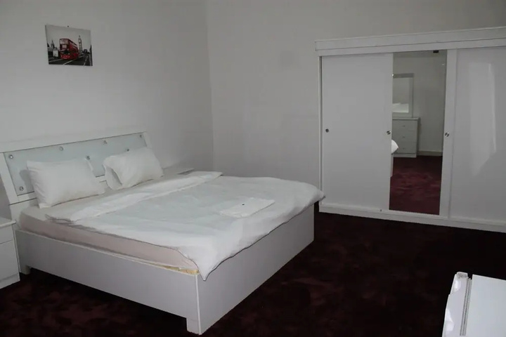 Room 4 of 17