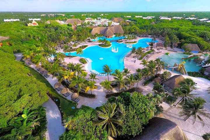 Hotel with Pool