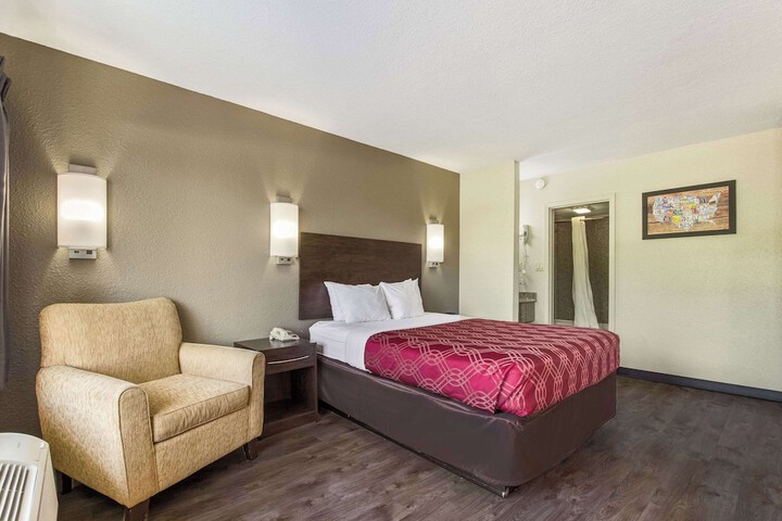 1 Queen Bed (5 of 11)