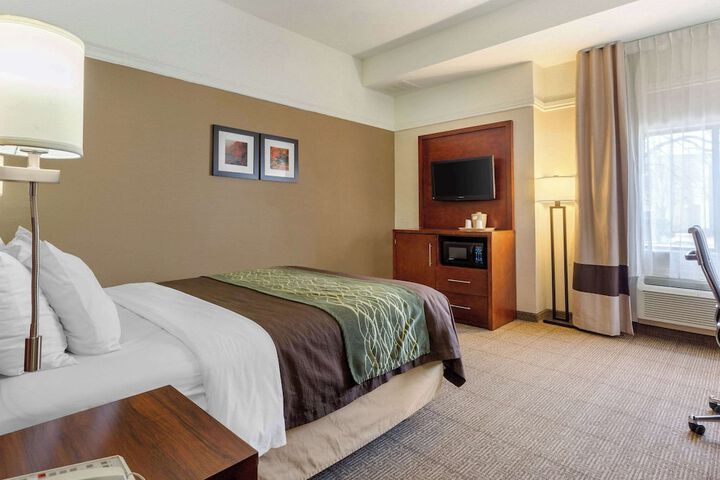 1 Queen Bed Accessible (2 of 24)