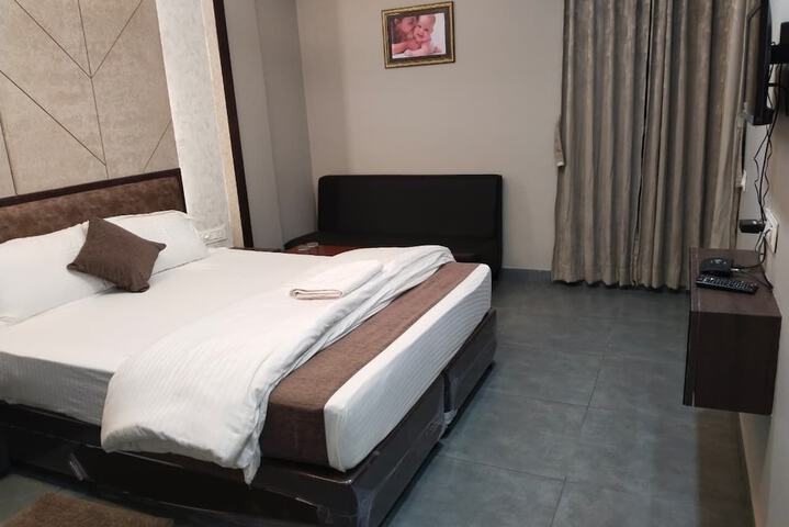 Room 5 of 28