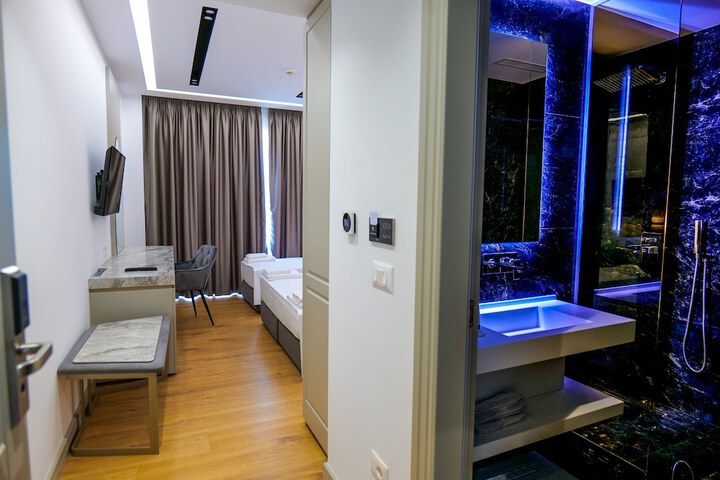 Room 45 of 102