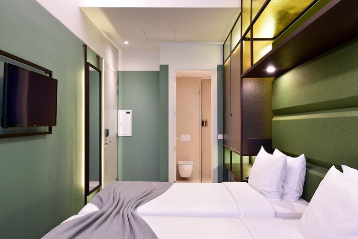Room 17 of 47