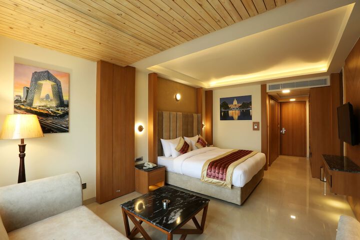 Room 4 of 12