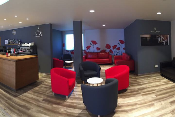 Lounge 21 of 25