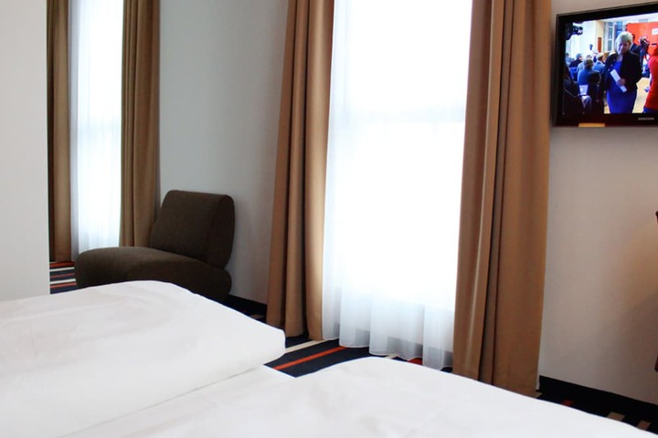 Room 14 of 33