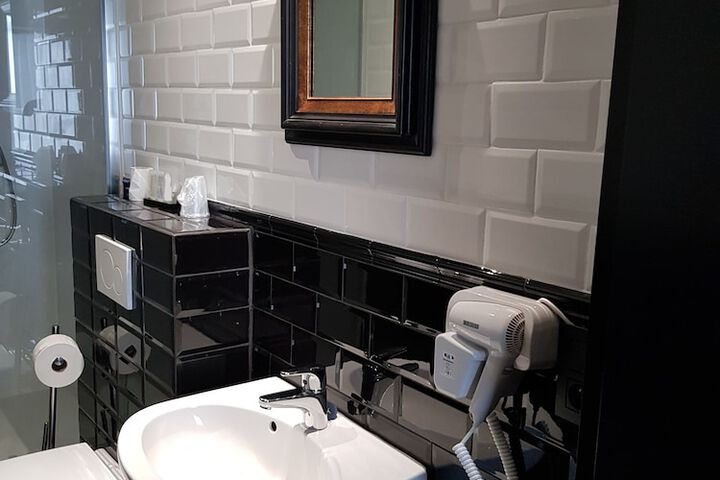 Room 9 of 64