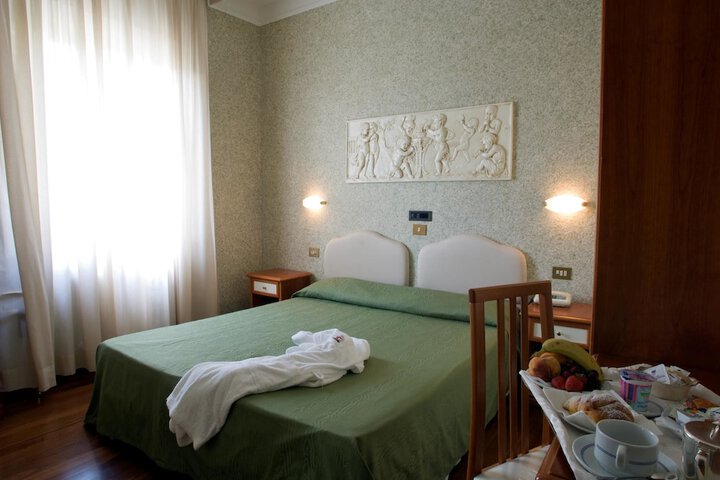 Room 6 of 14