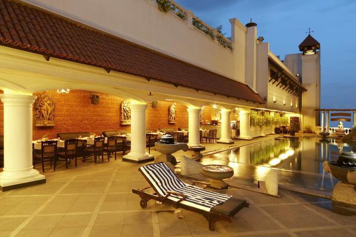 Hotel with Pool