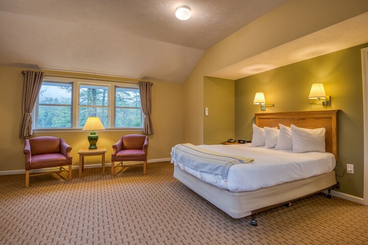 Slope Queen Bed with View (48 of 100)