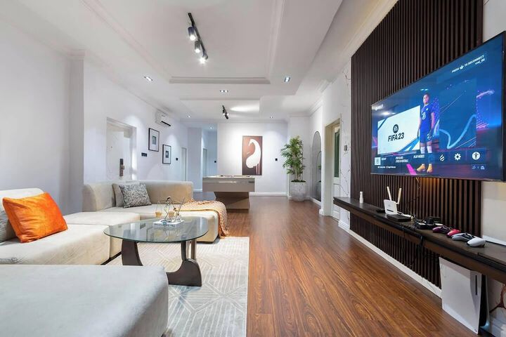 Room 9 of 28