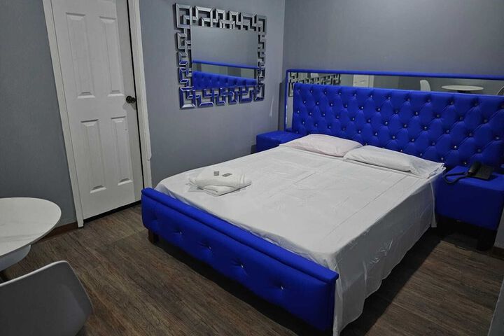 Room 4 of 6