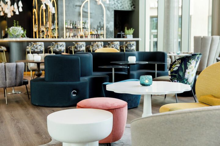 Lounge 21 of 38