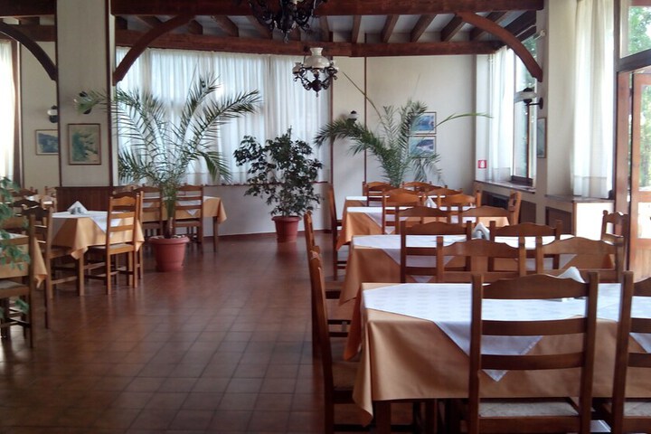Dining 29 of 47