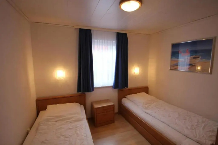 Room 4 of 7