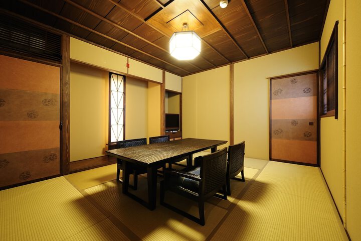 Room 5 of 165