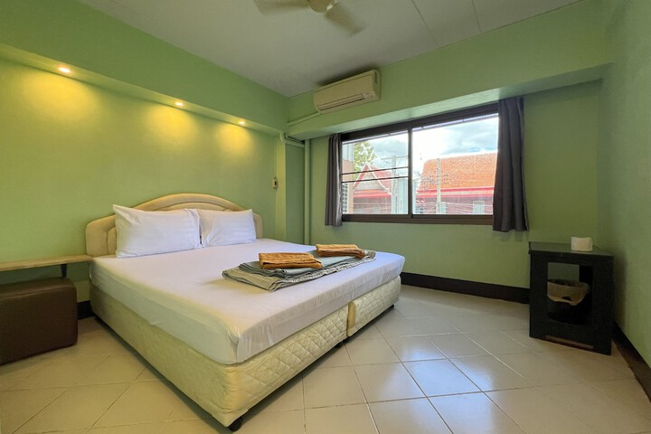 Room 28 of 49