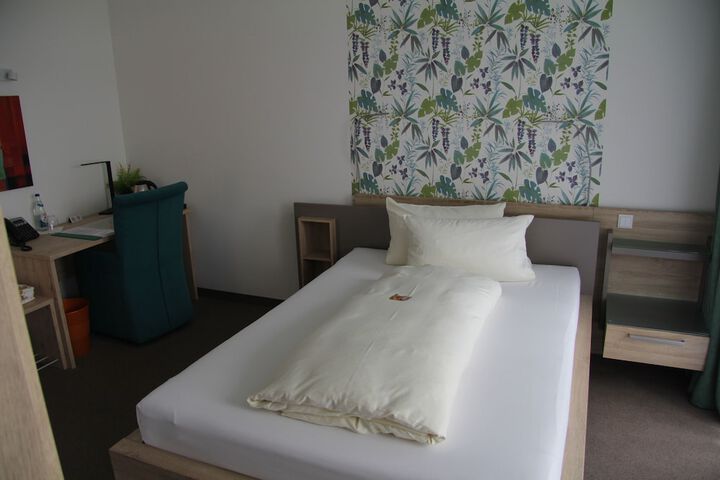 Room 18 of 110