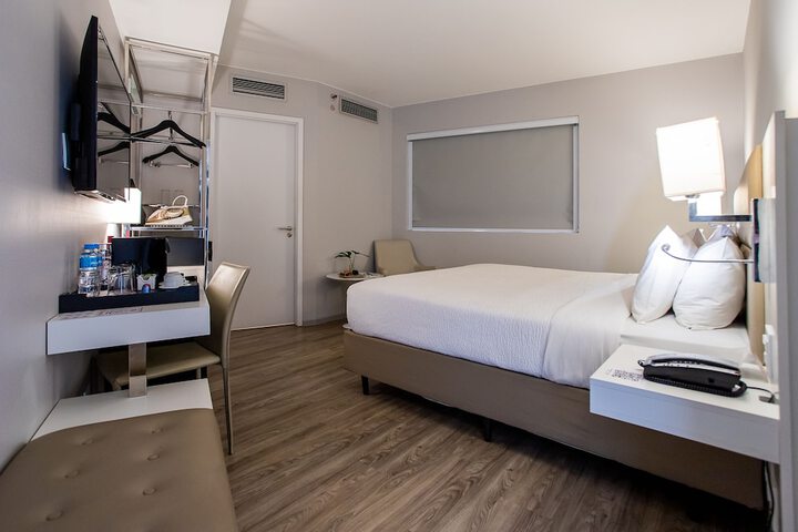 Room 28 of 141