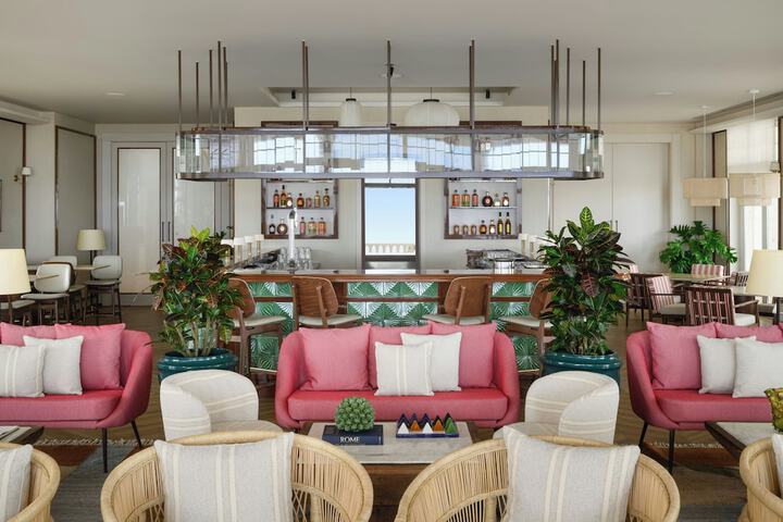 Lounge 121 of 163