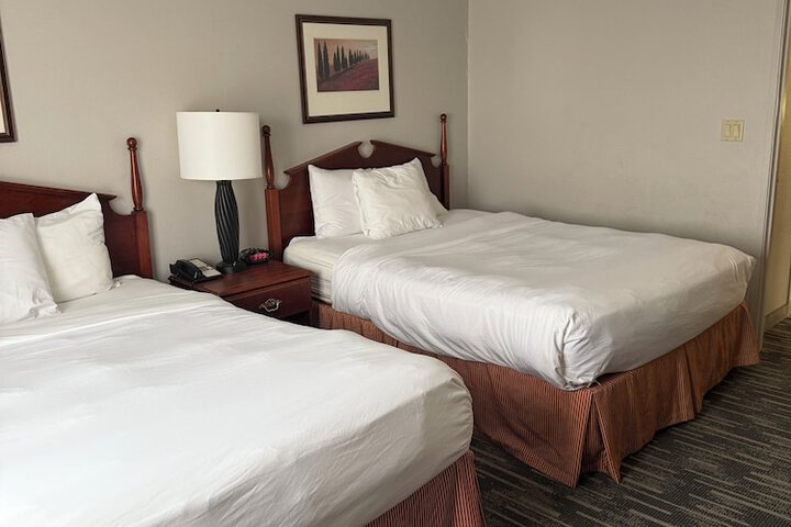 2 Queen Beds (6 of 10)
