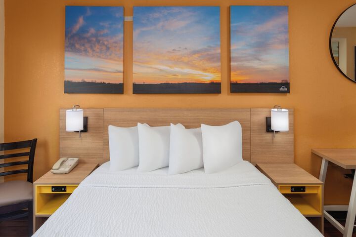 1 Queen Bed (5 of 15)