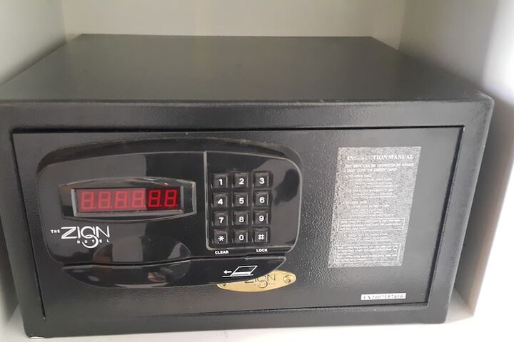 Room 33 of 168
