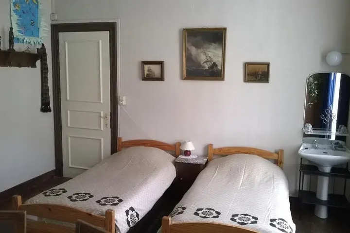 Room 4 of 9