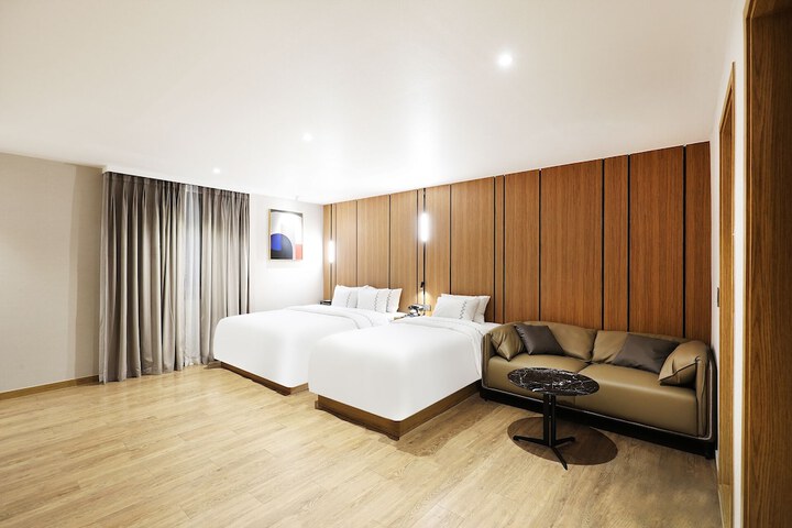 Room 12 of 32