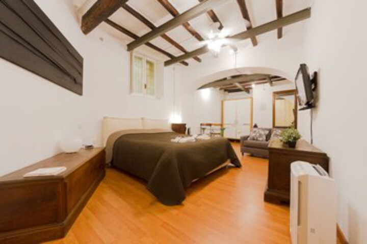 Room 5 of 9