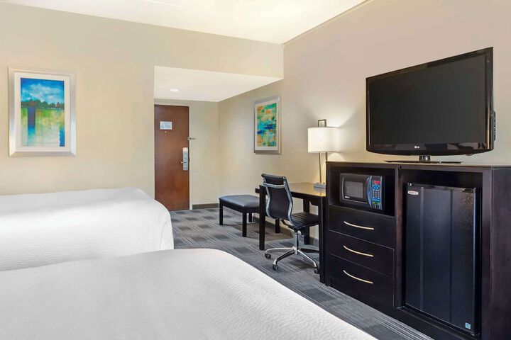 Queen Bed Accessible (7 of 19)