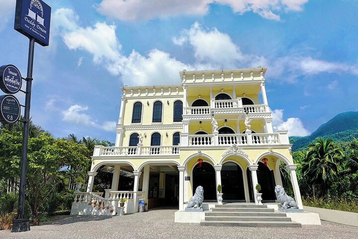Daddy Dream Hotel and Residence