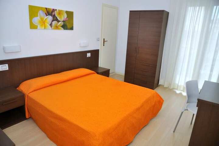 Room 9 of 28