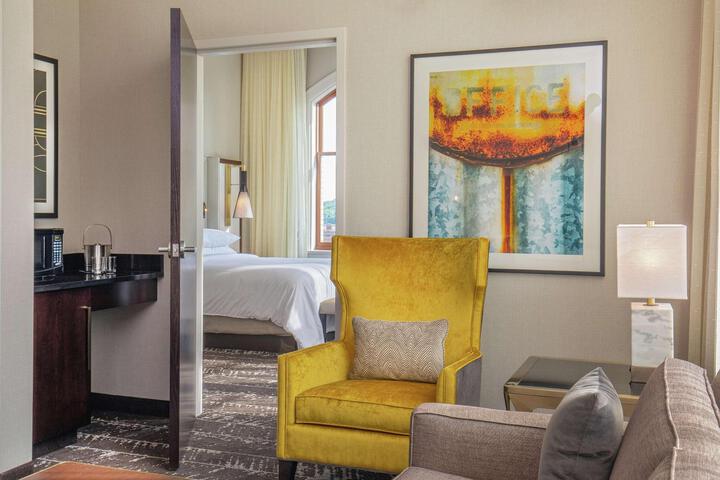 1 King Bed (3 of 14)