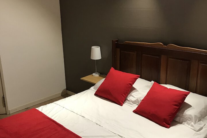 Room 5 of 8