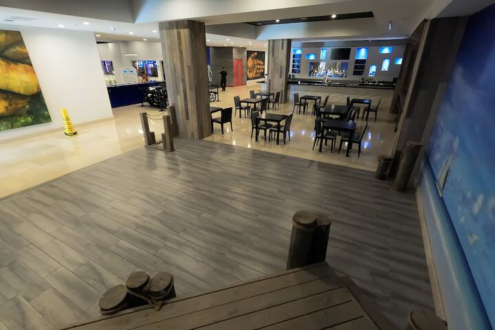 Lounge 37 of 54