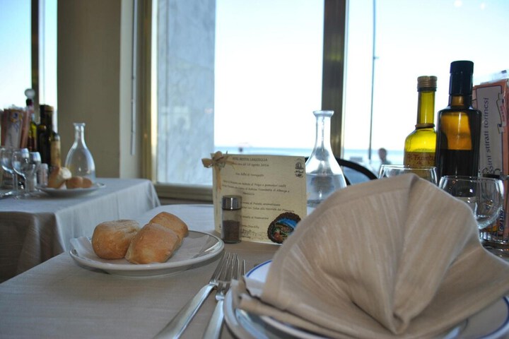 Dining 41 of 57