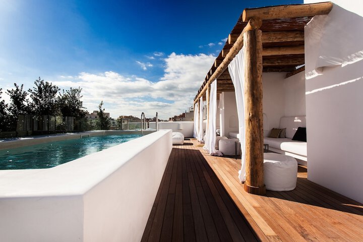 Hotel with Pool