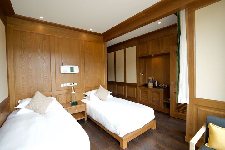 Room 6 of 12