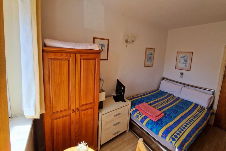 Room 4 of 10